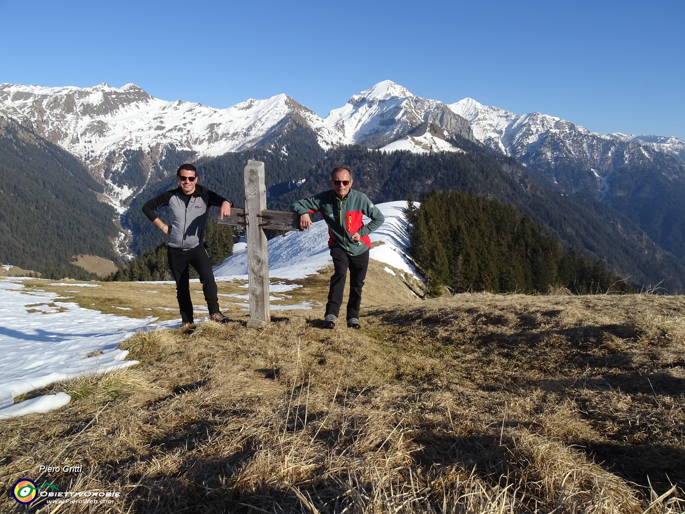 68 Alla rustica bella crocetta lignea panoramica verso il Monte Cavallo.JPG